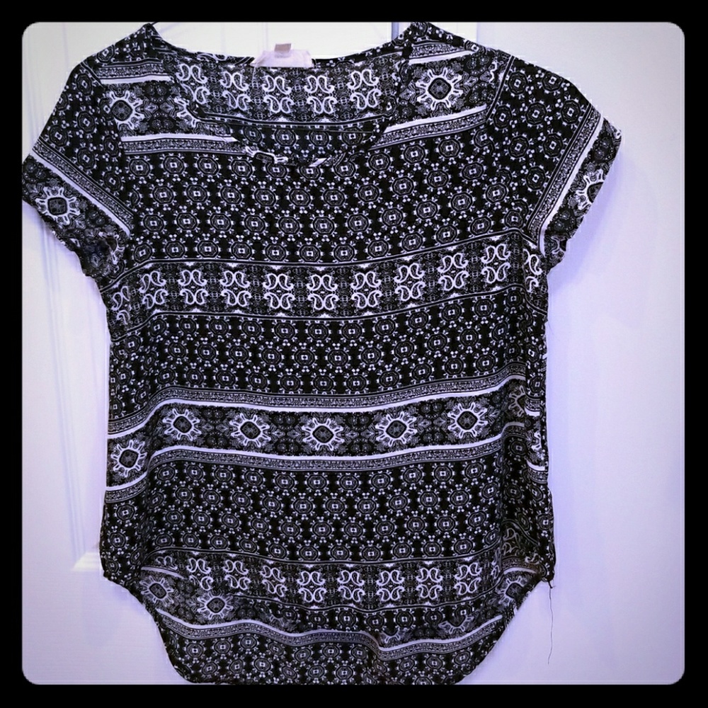 Short sleeve pattern shirt